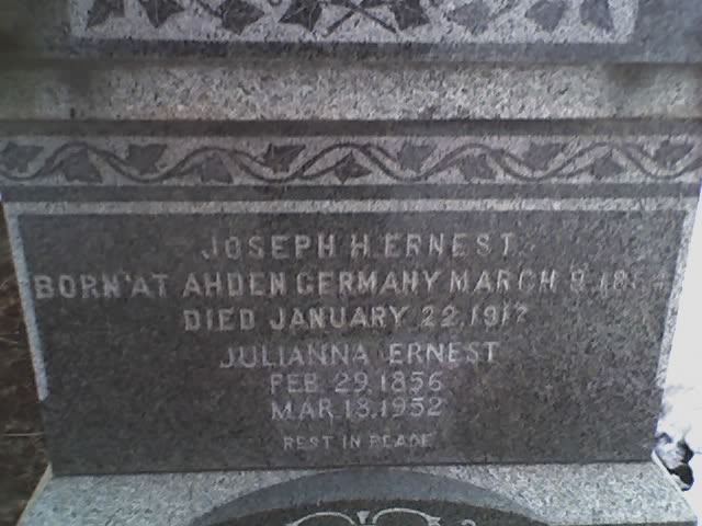 Grabstein des 1854 in Ahden geborenen Auswanderers Joseph Heinrich Ernst und seiner Ehefrau Julianna Weishartinger in Dalton, Nebraska